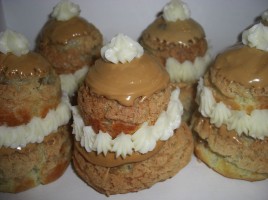 Religieuse au café